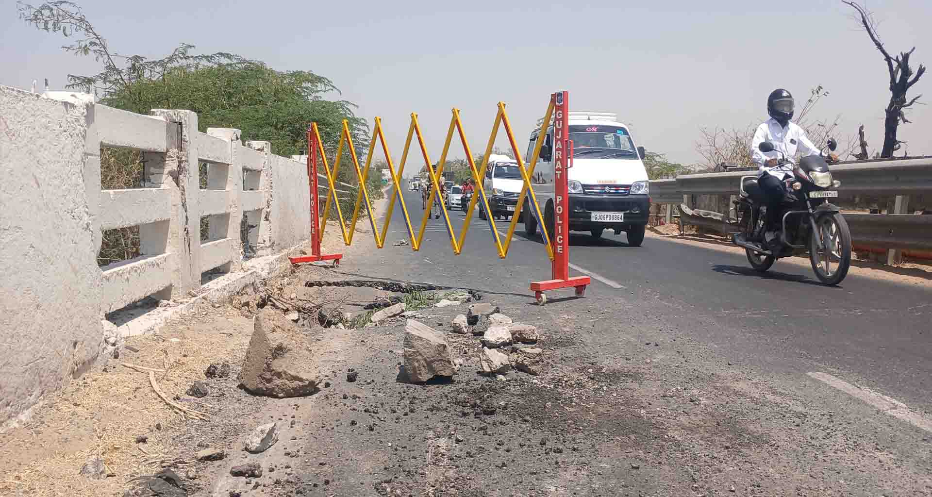 અંબાજી-પાલનપુર માર્ગ ઉપર આવેલ રતનપુર-મેરવાડા પુલના એપ્રોચ ભાગમાં ભુવો પડતાં વાહન વ્યવહાર ખોરવાયો