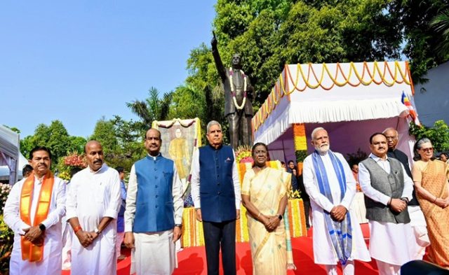રાષ્ટ્રપતિ, ઉપરાષ્ટ્રપતિ, પ્રધાનમંત્રી અને અન્ય મહાનુભવોએ નવી દિલ્હીમાં સંસદ ભવન લૉનમાં બાબાસાહેબ ડૉ. બી. આર. આંબેડકરને તેમની 135મી જન્મજયંતી પર પુષ્પાંજલિ અર્પણ કરી