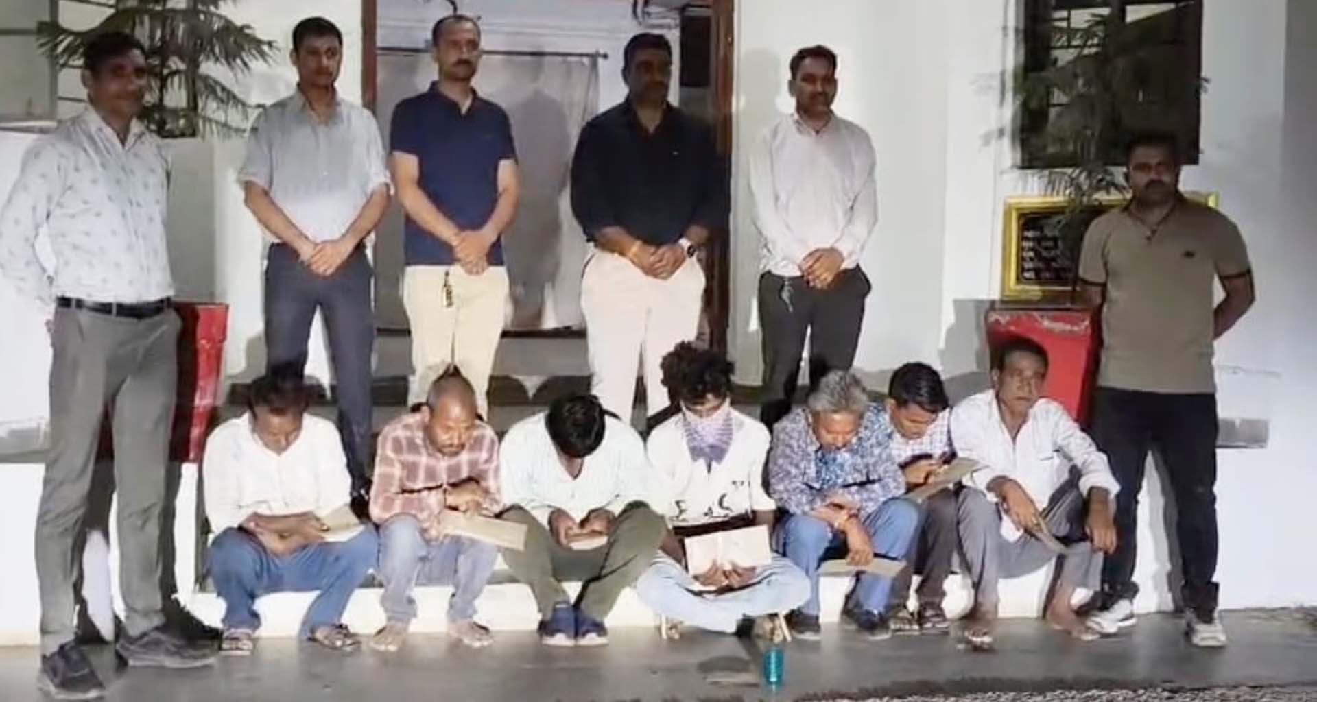 ભાભર તાલુકાના કુવાળા ગામેથી ૭ જુગારીયા ઝડપાયા