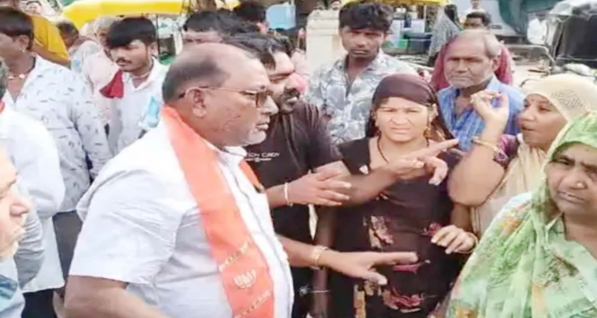 પાટણ શહેરના મોતીશા દરવાજા ચોકમાં ગંદા પાણીથી ત્રસ્ત લોકોએ આક્રોશ ઠાલવ્યો