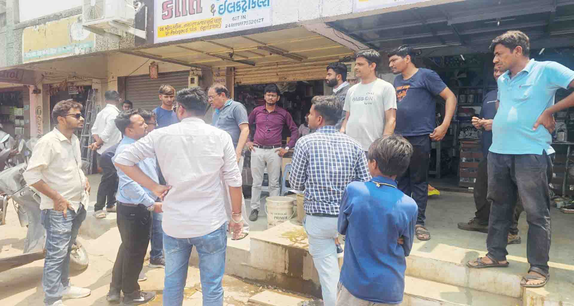 પાટણ પાલિકાની ટીમે હાઇવે વિસ્તારમાં સ્વચ્છતા મામલે વેપારીઓને દંડયા