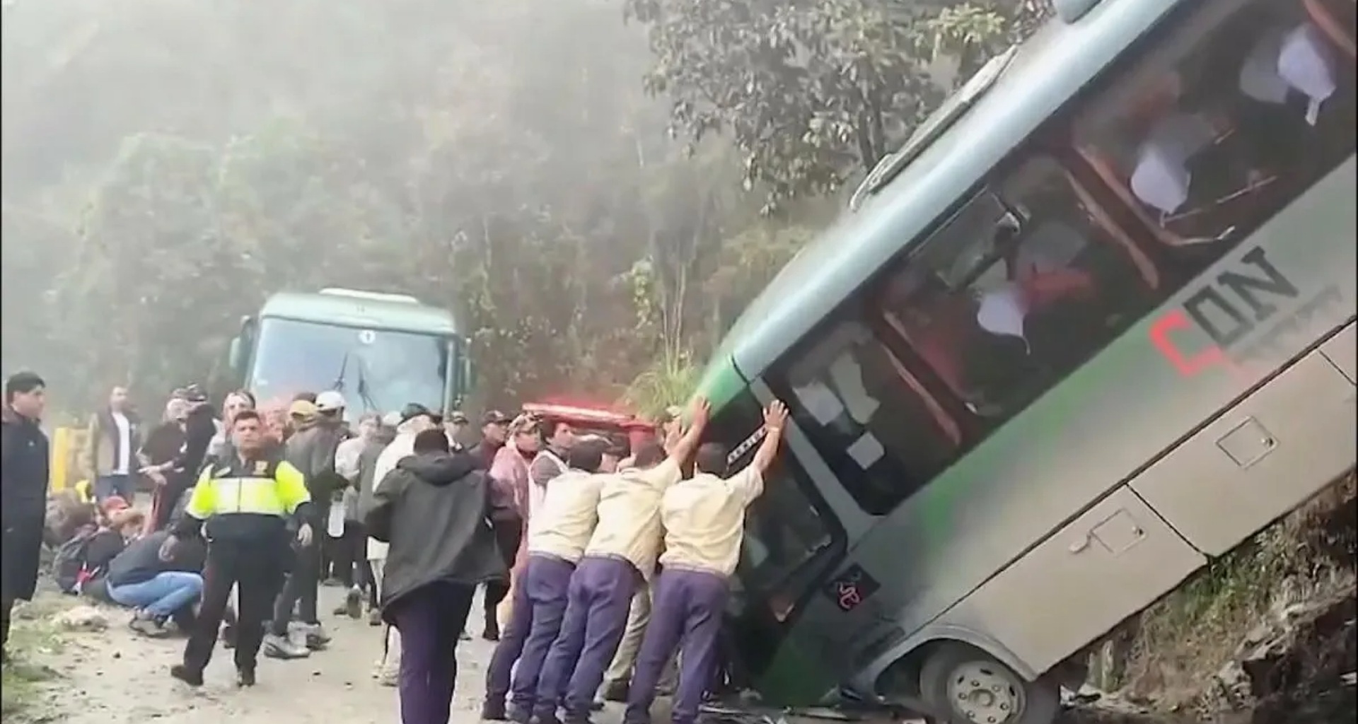 પેરુમાં બસ ખાડામાં ખાબકી, 37 મુસાફરોના દુઃખદ મોત