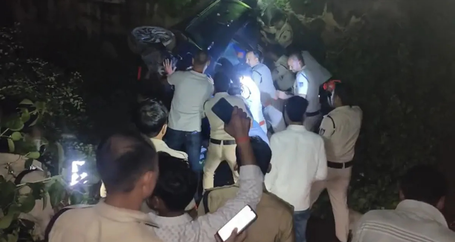 મધ્યપ્રદેશ: ગ્વાલિયરમાં પૂરપાટ ઝડપે આવતી કારે કાવડીઓને કચડી નાખ્યા, 4 લોકોના મોત, વાહન પોતે જ ખાડામાં પડી ગયું