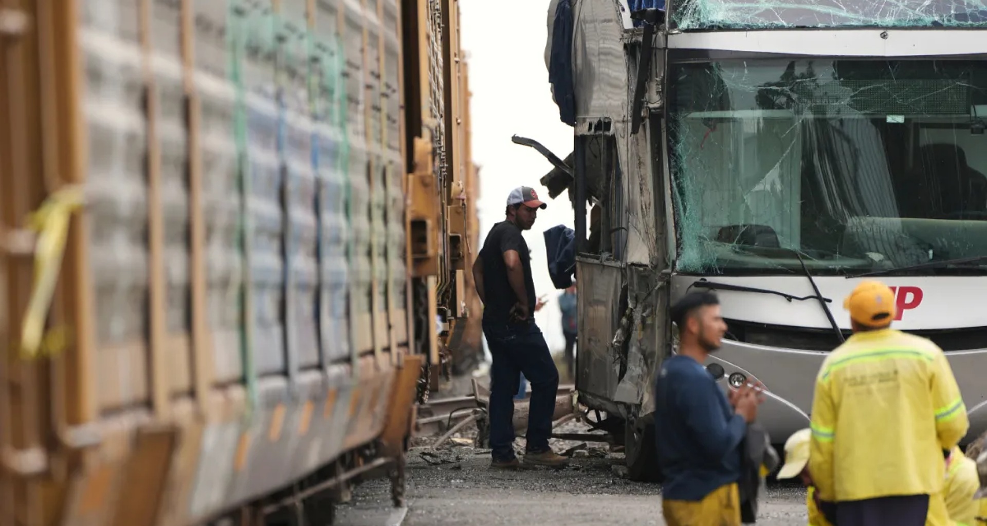 મેક્સિકોમાં ભયાનક અકસ્માત, માલગાડીએ ડબલ ડેકર બસને કચડી નાખી, 10 લોકોના મોત, 40 થી વધુ ઘાયલ