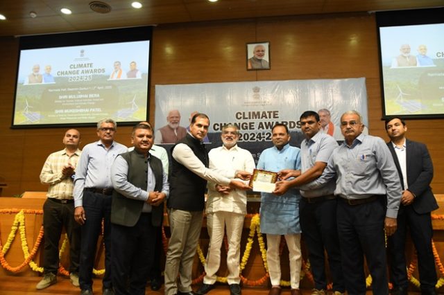 ક્લાઈમેટ ચેન્જ વિભાગના મંત્રીશ્રી મુળુભાઈ બેરાના હસ્તે રાજ્યમાં પર્યાવરણ સંરક્ષણ કરતા પ્રકૃતિ પ્રેમીઓને સન્માનિત કરાયા