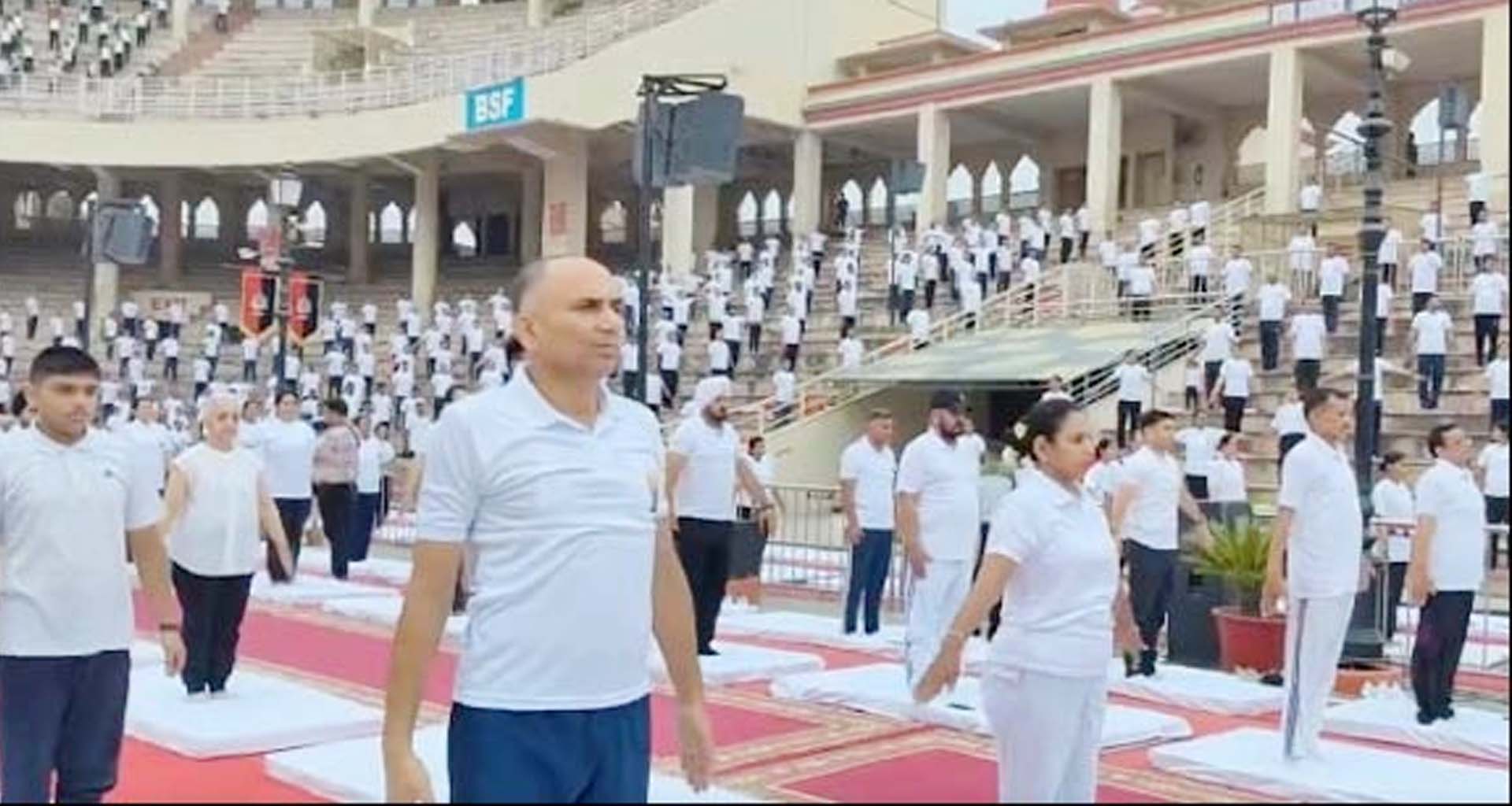 અટારી-વાઘા સરહદ પર ૧૧મા આંતરરાષ્ટ્રીય યોગ દિવસની ઉજવણી