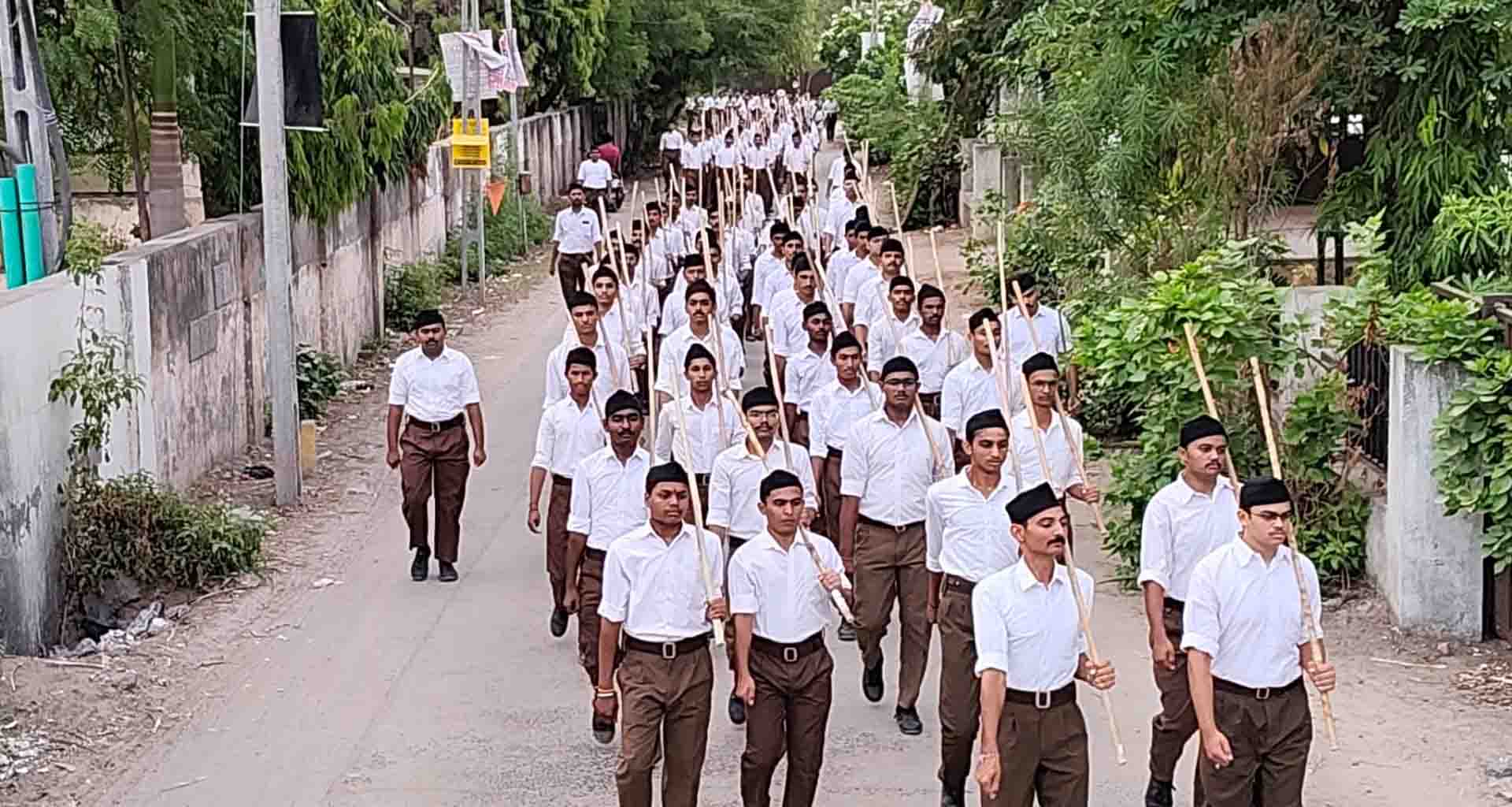 પાટણમાં સંઘ શિક્ષા વર્ગના પથ સંચલનનું ઉષ્માભર્યું અભિવાદન કરતા પાટણના નગરજનો