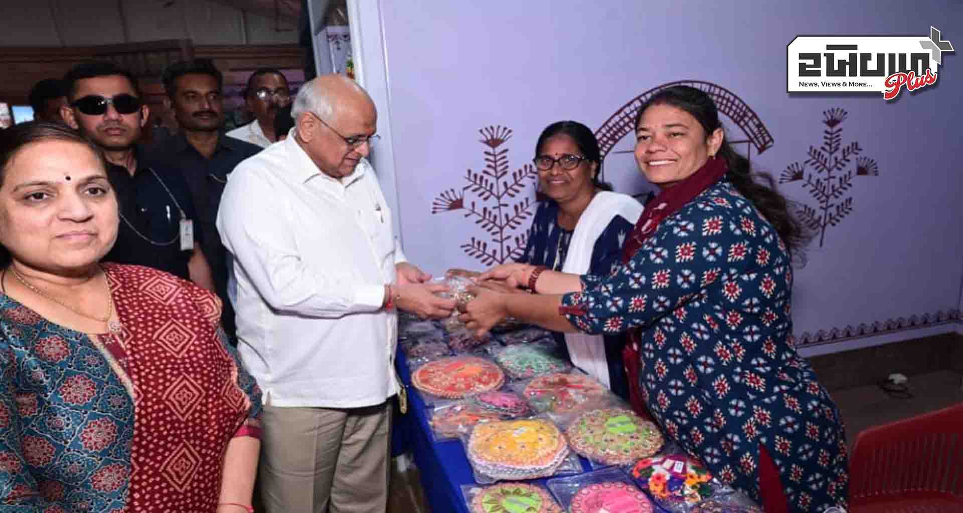 કુંભમેળામાં પાલનપુરની મુક બધિર યુવતીનો સ્ટોર; મુખ્યમંત્રીએ મુલાકાત લઈ યુવતીને કરી પ્રોત્સાહિત