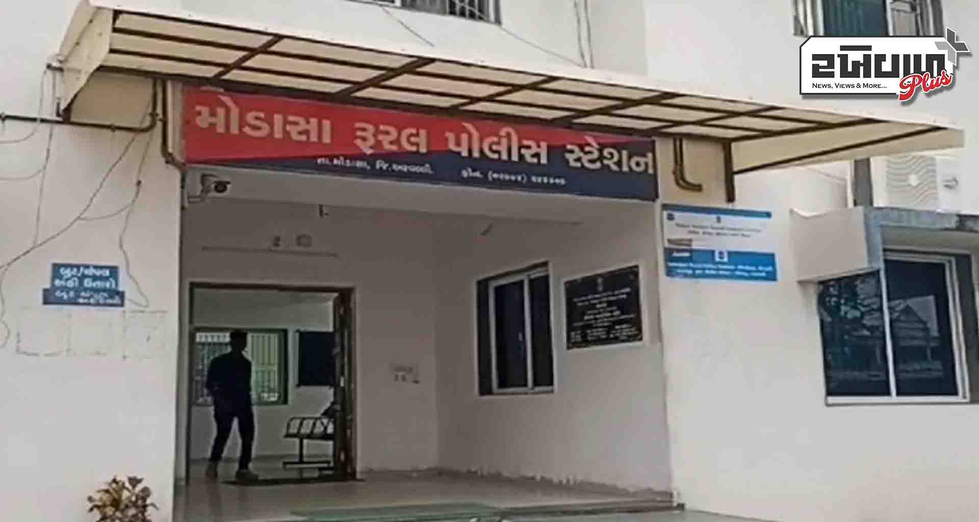 ખીચોખીચ હાલતમાં બાંધેલી ભેંસો દેખાતાં ટ્રક ચાલક સહિત ત્રણ શખ્સોને રૂરલ પોલીસના હવાલે કર્યા