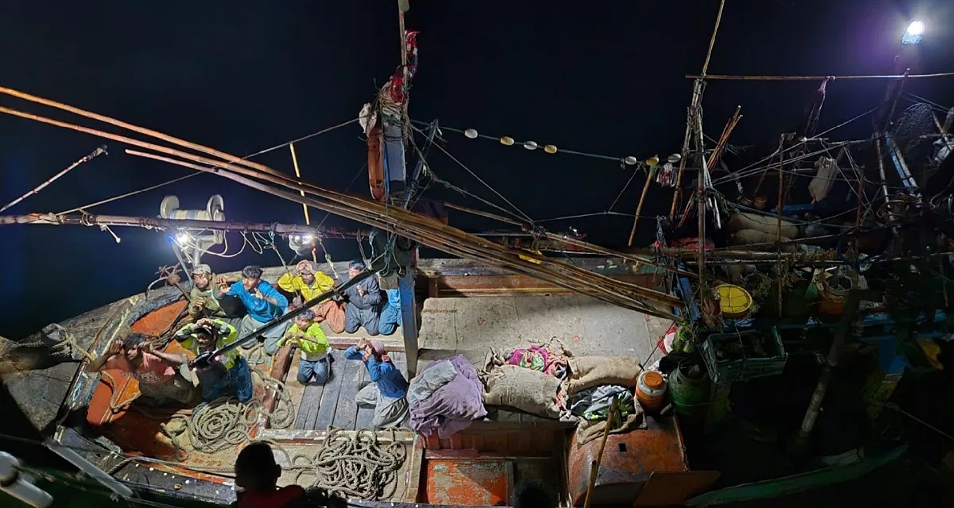 ભારતીય સમુદ્રીસીમામાં પાકિસ્તાની બોટ ઘુસી, કોસ્ટ ગાર્ડે જપ્ત કરી, 9 ક્રૂ સભ્યોની ધરપકડ