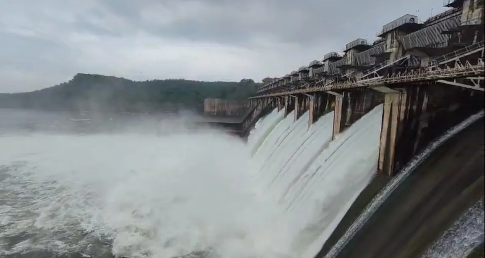 ગુજરાતમાં ભારે વરસાદને કારણે ધરોઇ ડેમના 4 દરવાજા ખોલવામાં આવ્યા, સાબરકાંઠામાં NDRF બોટ તણાઈ ગઈ