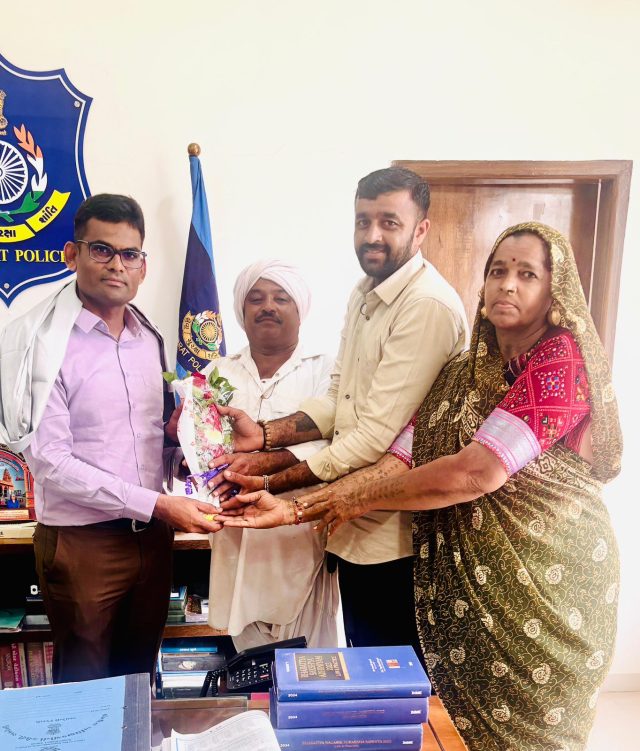 સાહેબ, મુન્નો રબારીકા અમને હેરાન કરે છે, જમીન ખાતે થવા દેતો નથી, પાંચ લાખ માંગે છે….: નિર્દોષ ખેડૂતના એક મેસેજથી પોલીસે તેની ૧૦ વિઘા જમીન પરત કરાવી