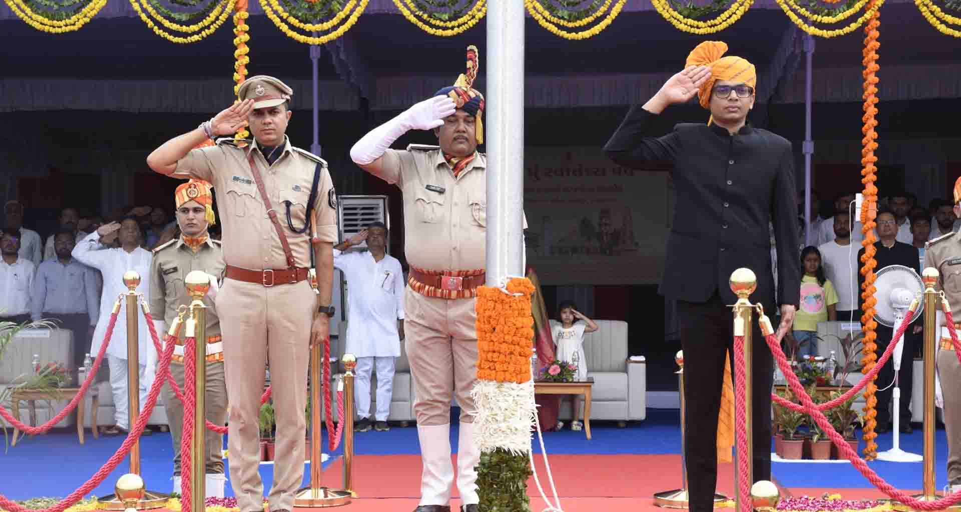 બનાસકાંઠા જિલ્લા કલેકટર મિહિર પટેલના હસ્તે ૭૯માં સ્વાતંત્ર્ય પર્વ નિમિત્તે પાલનપુર ખાતે ધ્વજ વંદન