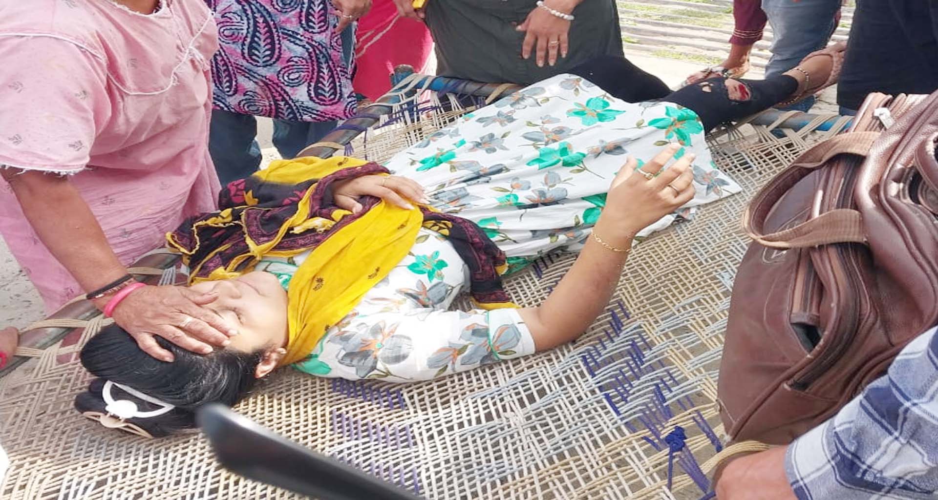 પાટણના પદ્મનાભ નજીકના માગૅ પર પડેલ ખાડામાં બાઈક સવાર પરિવાર ખાબકતાં મહિલા ઈજાગ્રસ્ત બની