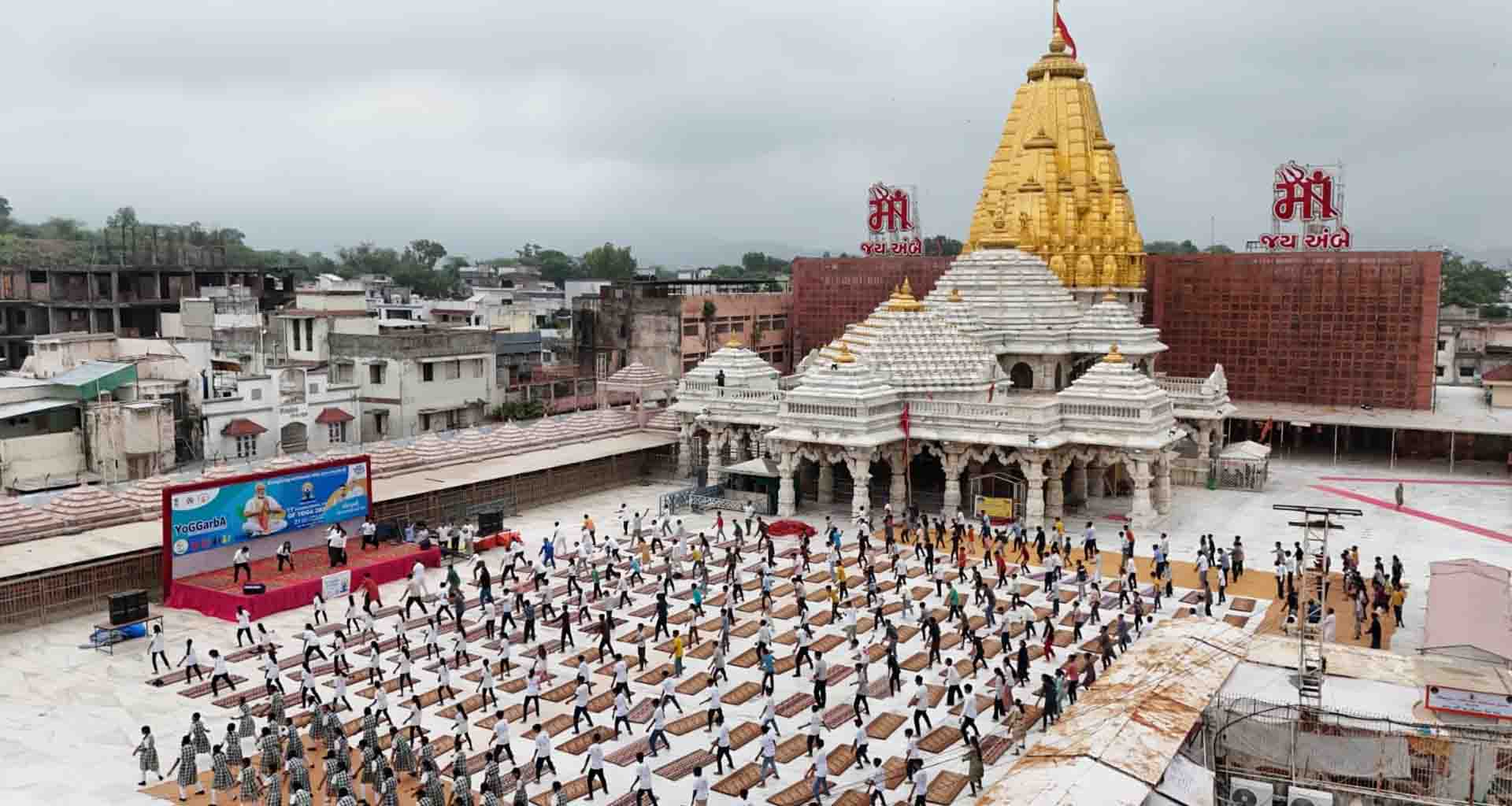 વિશ્વ યોગ દિવસે અંબાજી મંદિરના ચાચર ચોકમાં યોગ અને ગરબાનો સંગમ