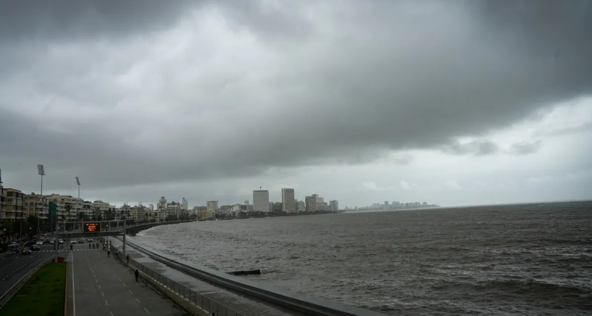 ભારે વરસાદને કારણે મુંબઈ ઠપ્પ, પોલીસે લોકોને ઘરની અંદર રહેવા અને હવામાનની સ્થિતિ જાણવા કહ્યું