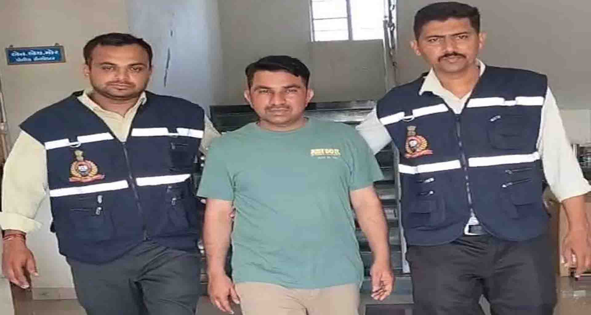 પાલનપુરમાં કોન્સ્ટેબલ રૂ.25, 000 ની લાંચ લેતા ઝડપાયો