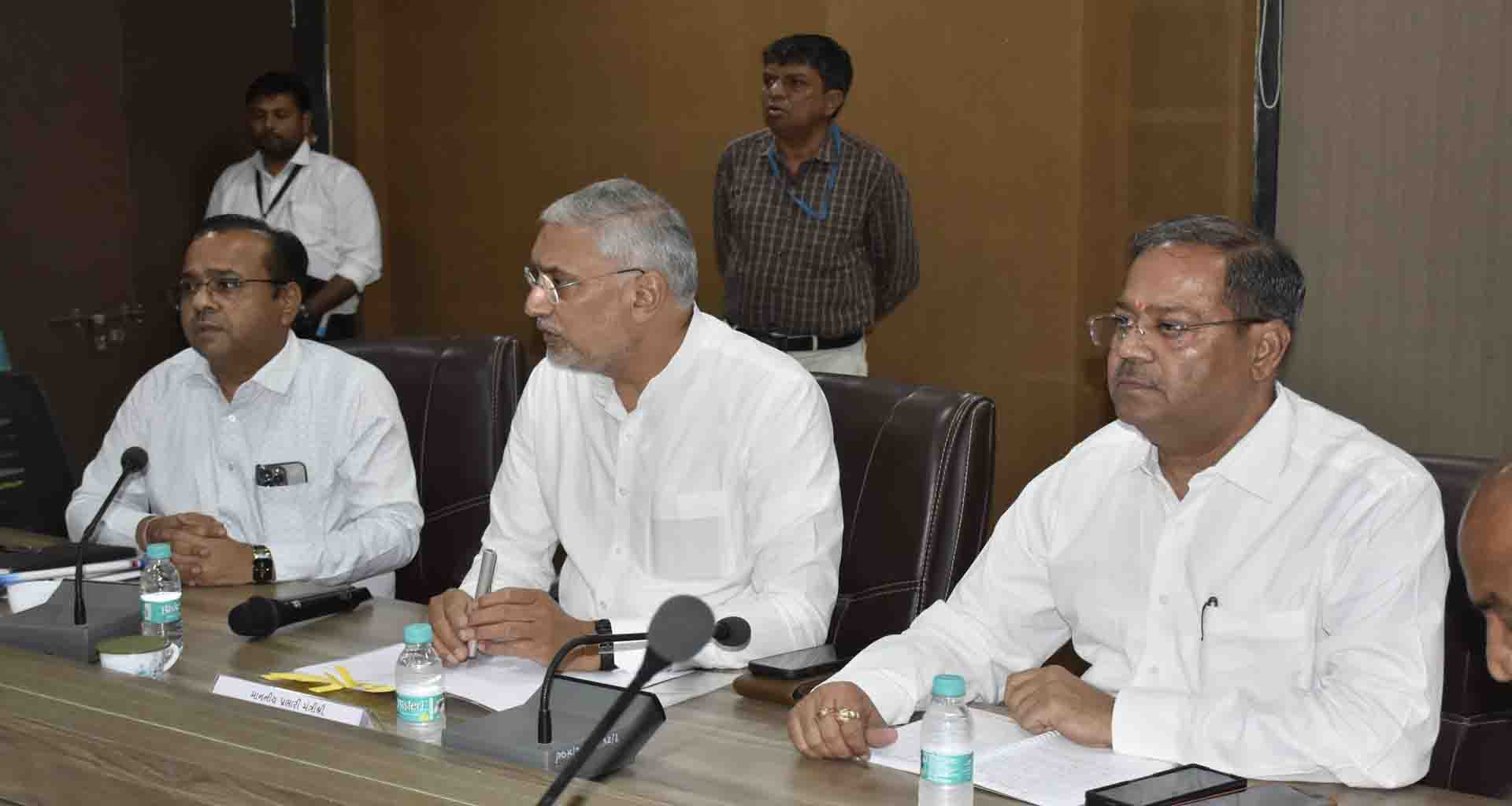 કડી પ્રાંત કચેરી ખાતે જિલ્લા પ્રભારી અને મંત્રી જગદીશ વિશ્વકર્માના અધ્યક્ષસ્થાને બેઠક યોજાઇ