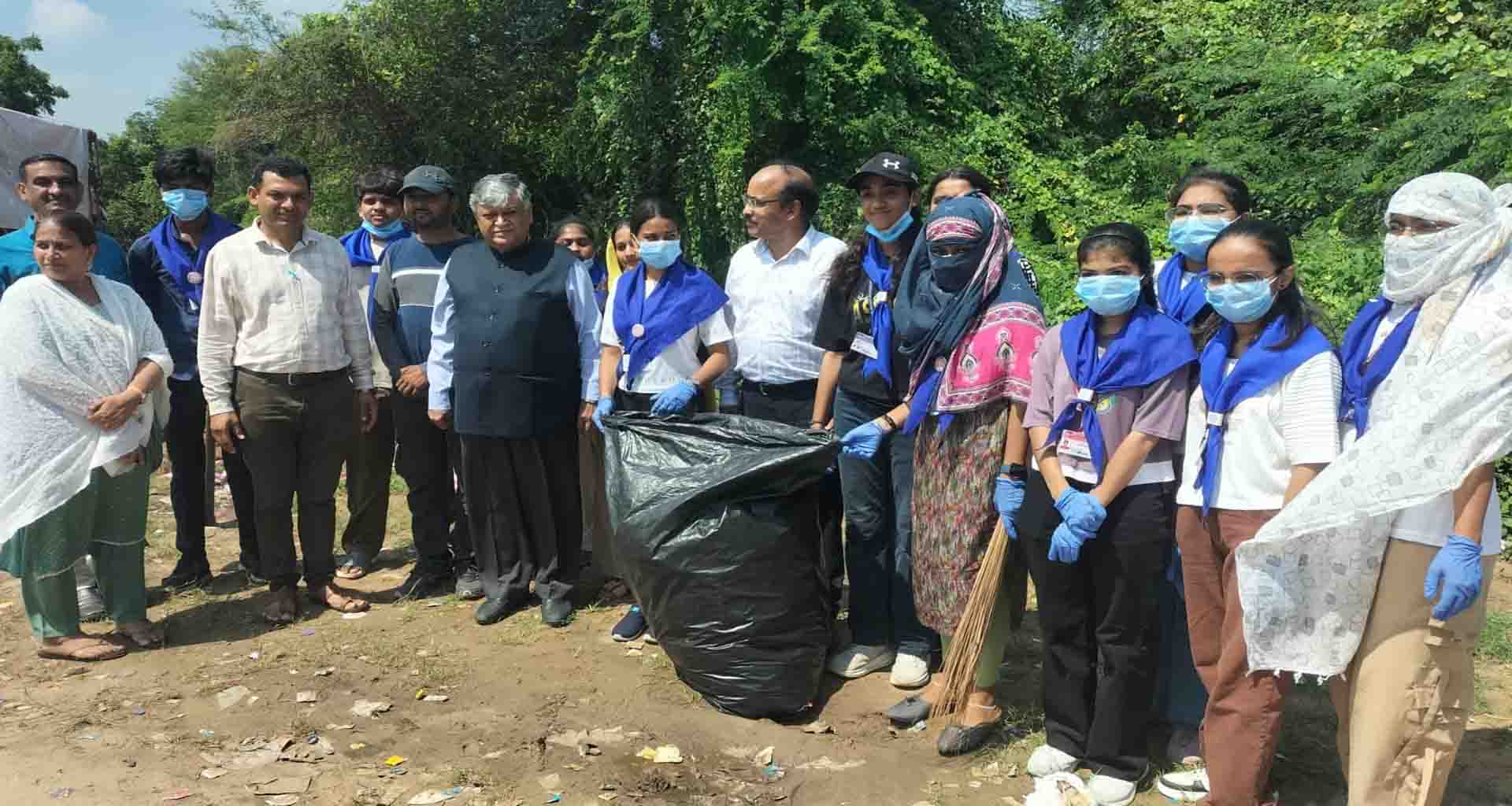 રાષ્ટ્રીય સેવા યોજનાના સ્વયંસેવકોની સ્વચ્છતા અભિયાનની કામગીરી ચાલું વરસાદે પણ રંગ લાવી