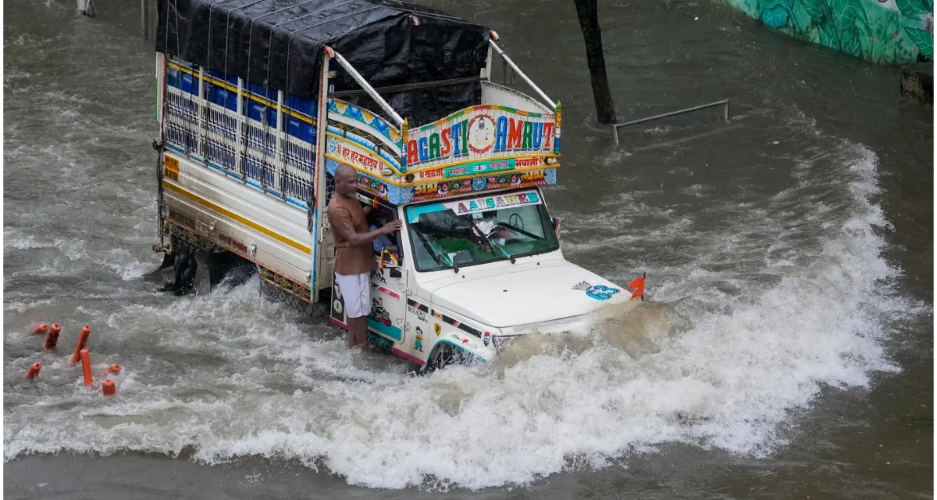 મુંબઈ શહેર પાણીમાં ડૂબી ગયું, ભારે વરસાદે તબાહી મચાવી, હવામાન વિભાગે રેડ એલર્ટ જારી કર્યું