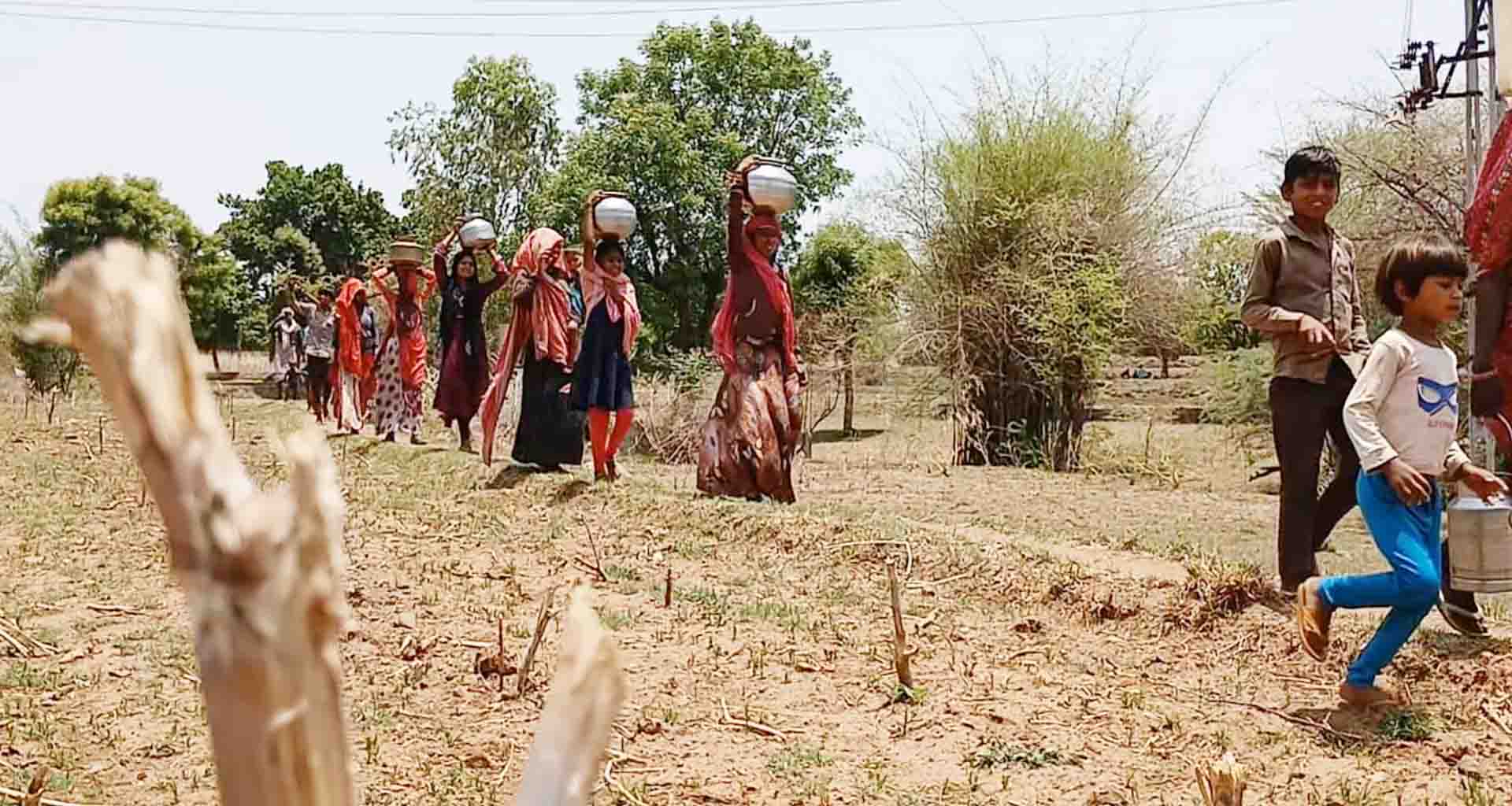 અમીરગઢ; કંસારા ગામના લોકોને પીવાનું પાણી મેળવવા રઝળપાટ તંત્ર સામે નારાજગી