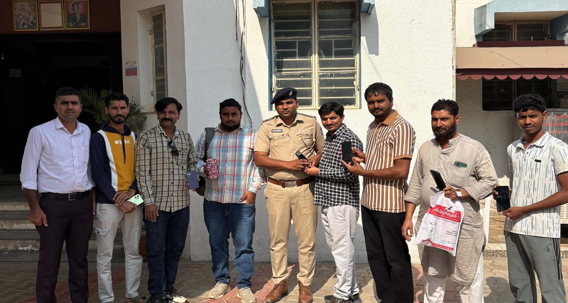 તેરા તુઝકો અર્પણ અભિયાન સાર્થક : ડીસા રૂરલ પોલીસે 10 ગુમ મોબાઈલ માલિકોને પરત કરાયા