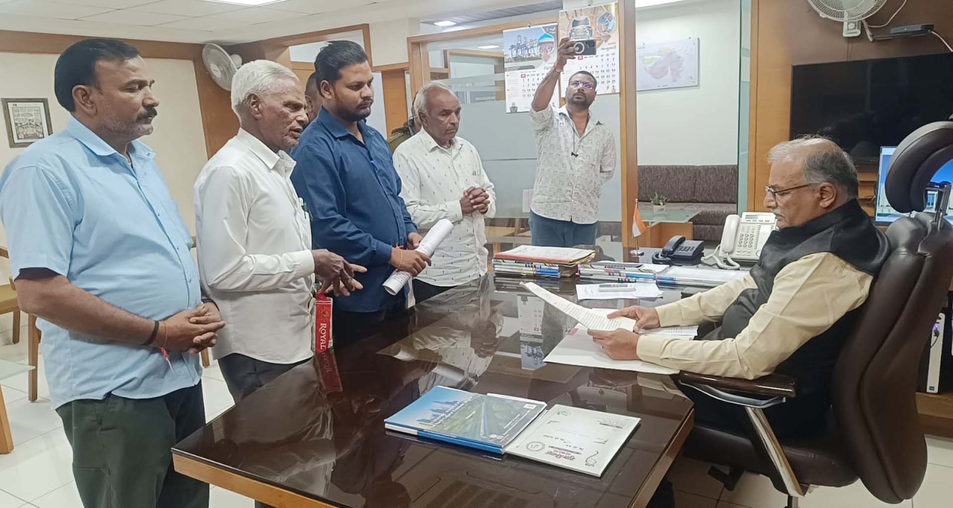 ચાણસ્માના ખોરસમ ગામની સેવા સહકારી મંડળી લી.ને લાગેલા તાળાને લઈને ગ્રામજનોમાં રોષ