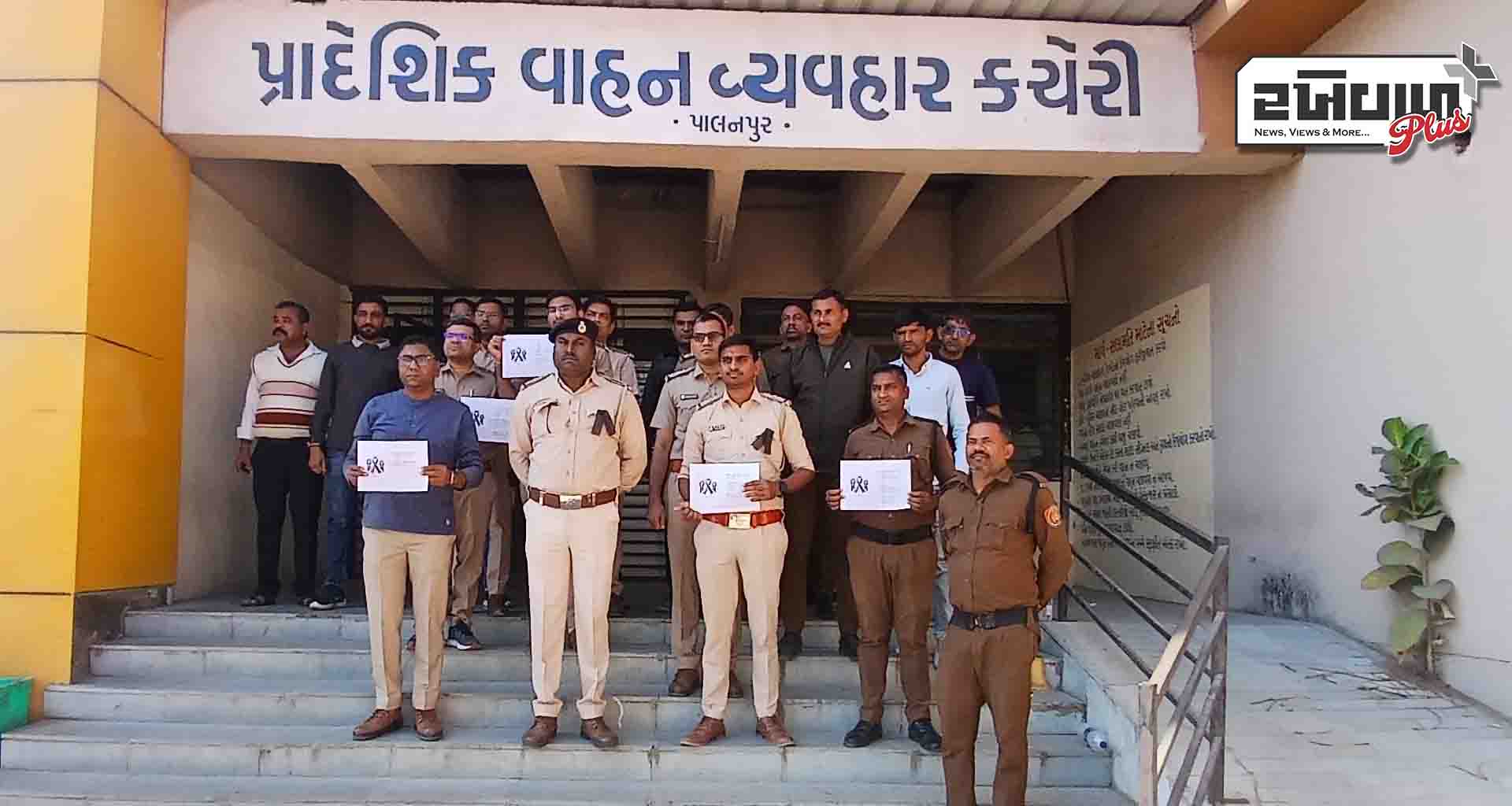 પાલનપુર આરટીઓ કચેરી ખાતે ઇન્સ્પેક્ટરોનો ઘંટનાદ સાથે વિરોધ