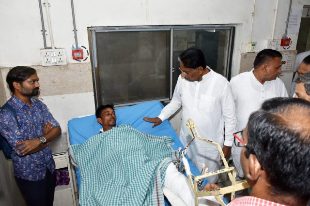 વડોદરા ખાતે ગંભીરા બ્રિજ દુર્ઘટનાના ઇજાગ્રસ્તોની મુલાકાતે આરોગ્ય મંત્રીશ્રી ઋષિકેશ પટેલ