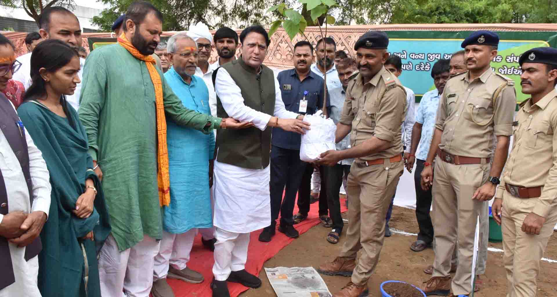 પાટણ જિલ્લા કક્ષાના ૭૬માં વન મહોત્સવની મંત્રીની વિશેષ ઉપસ્થિતિમાં ઉજવણી કરવામાં આવી