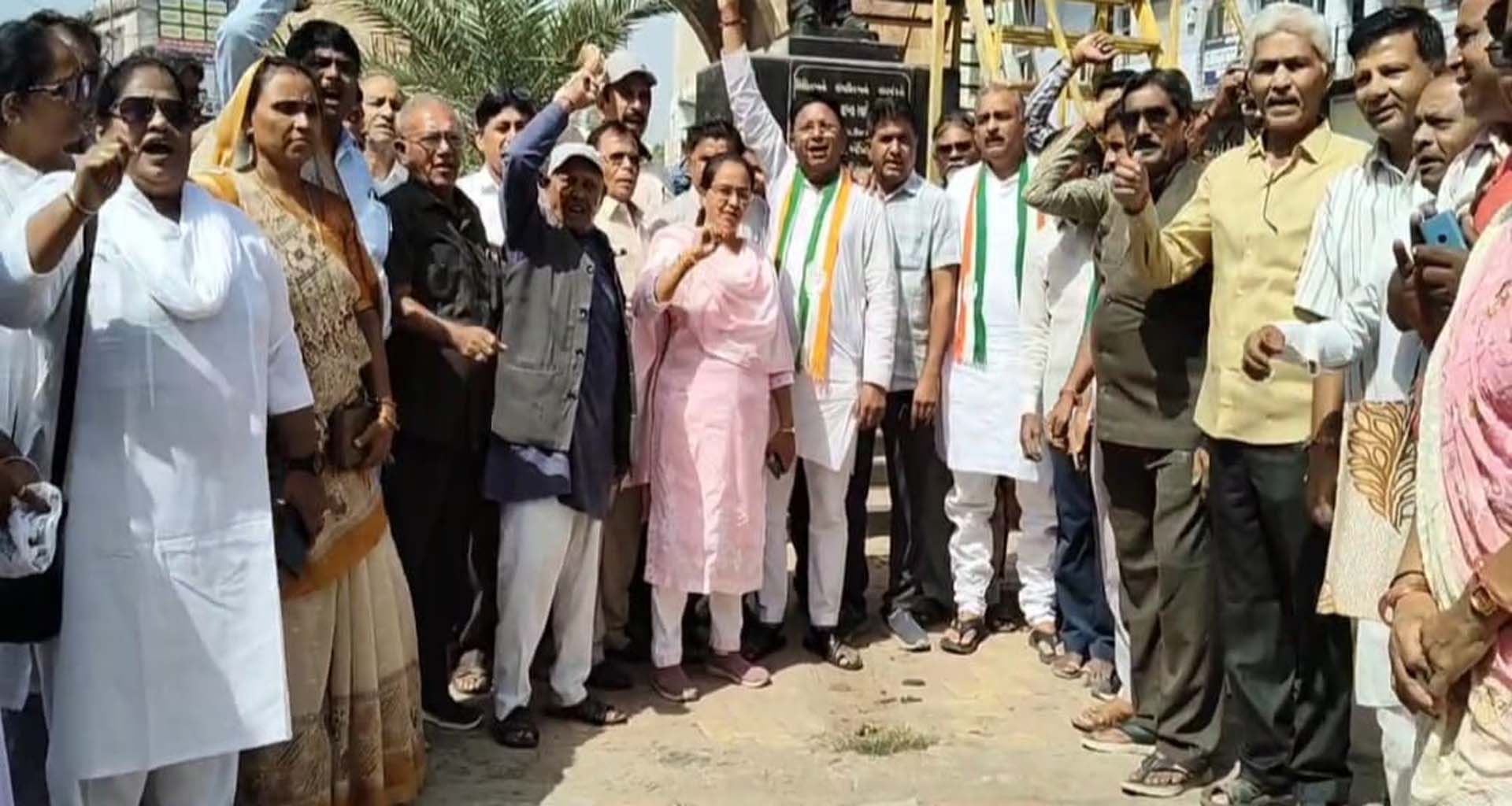 પાટણ જિલ્લા કોગ્રેસ સહિત દલિત સંગઠનો દ્વારા સુપ્રીમ કોર્ટના ચીફ જસ્ટિસ પર જુતુ ફેંકવાના મામલે રોષ વ્યકત કર્યો