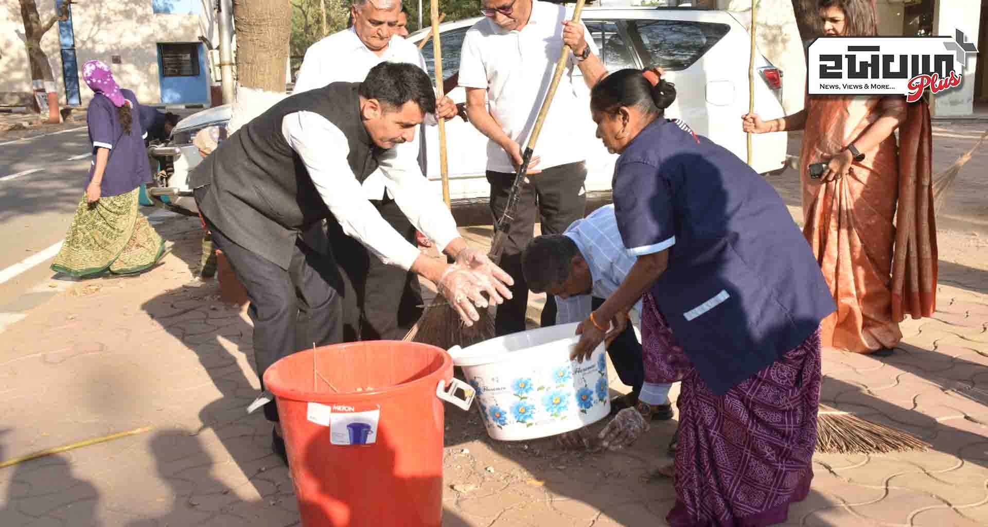 સ્વચ્છતા અભિયાન; અધ્યક્ષ શંકરભાઈ ચૌધરી અને ધારાસભ્યોએ સાથે મળી સદસ્ય નિવાસમાં કરી સફાઈ