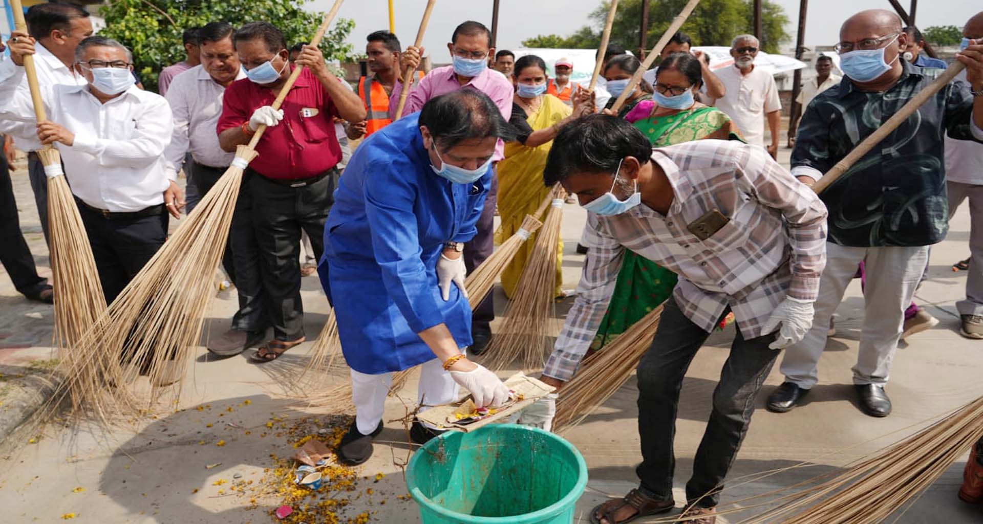 સ્વચ્છતા અભિયાન અંતર્ગત સિદ્ધપુર ખાતે કેબિનેટ મંત્રીએ બસ સ્ટેશનની સફાઈ કરી