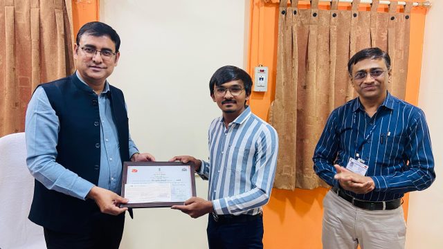 ‘ઢાઈ આખર’ રાષ્ટ્રીય પત્રલેખન સ્પર્ધાના વિજેતાને પોસ્ટમાસ્ટર જનરલ કૃષ્ણ કુમાર યાદવ દ્વારા કરવામાં આવ્યા સન્માનિત