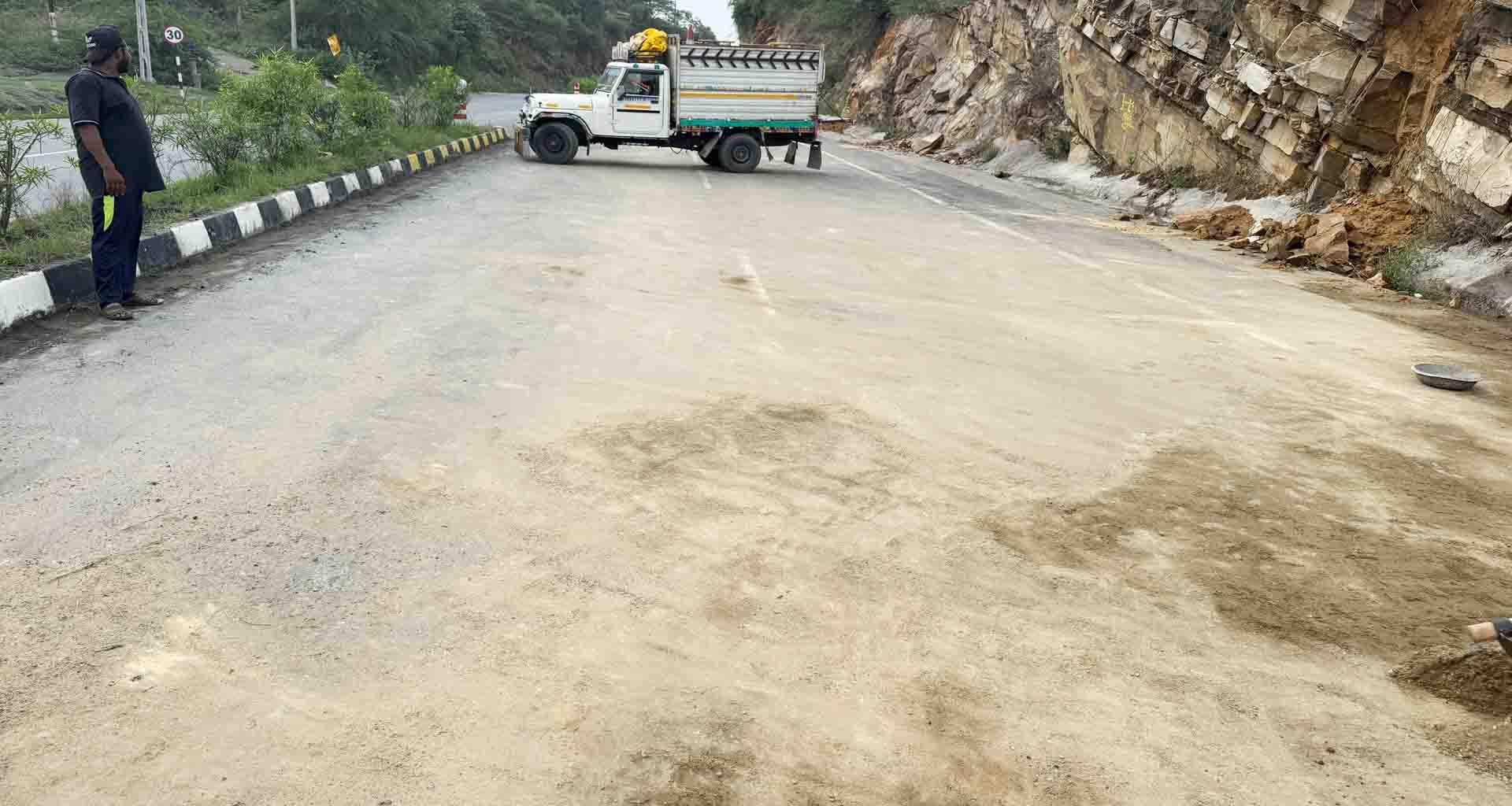 આંબા ઘાટા- દાંતા રસ્તા પર થયેલ લેન્ડ સ્લાઇડના કારણે બંધ થયેલ રસ્તાને રીપેર કરી પુનઃશરૂ કરાયો