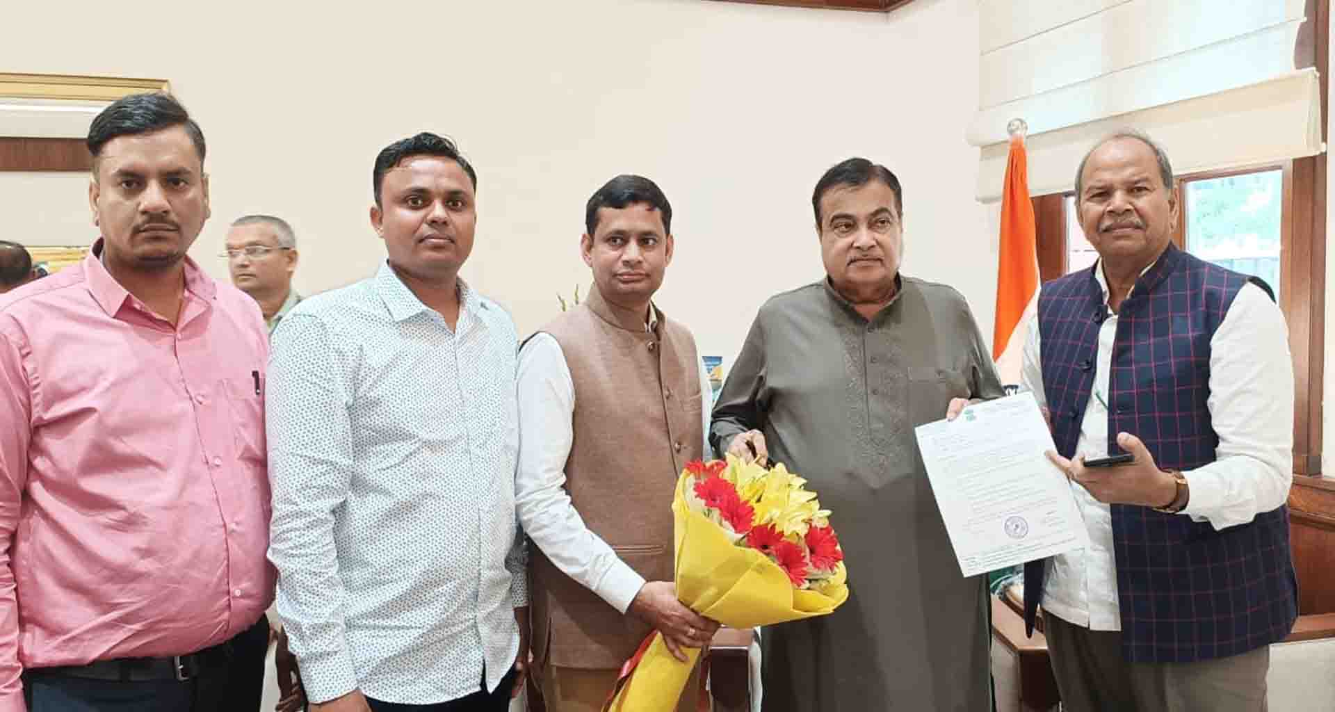 પાટણ સાંસદ અને વાવ ના એમએલએ કેન્દ્રીય મંત્રી નીતિન ગડકરી ની શુભેચ્છા મુલાકાત લીધી