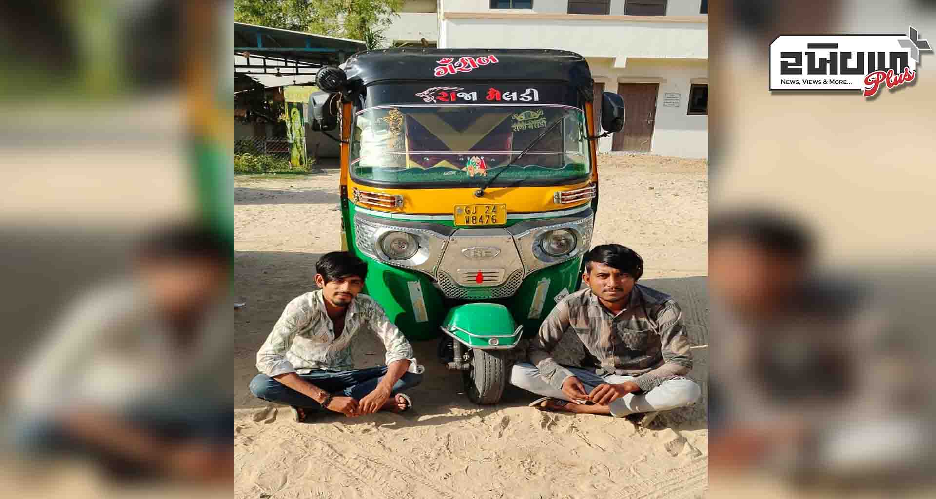 જસલપુર ગામેથી ચોરી કરેલ રૂના જથ્થાને ઓટો રિક્ષામાં લઈ જતાં શખ્સોને પોલીસે ઝડપી લીધા