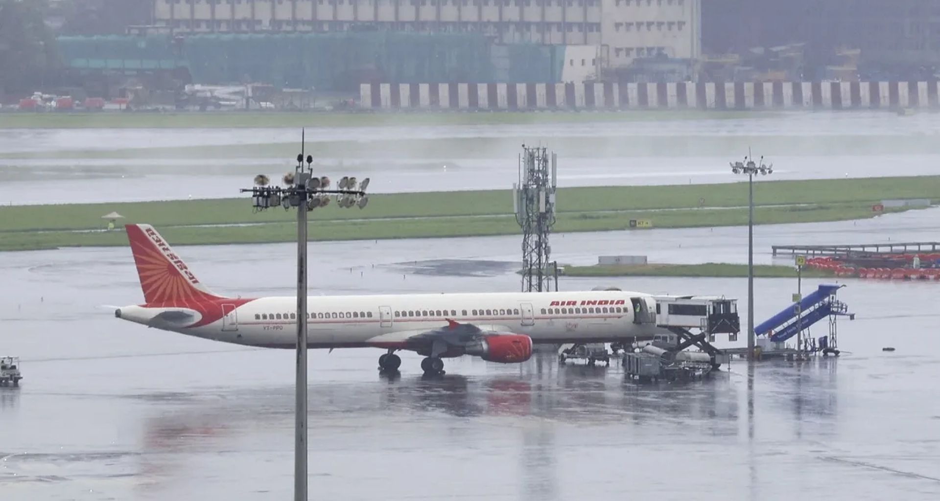 દિલ્હી જતી એર ઇન્ડિયાની ફ્લાઇટ રદ, ટેકઓફ પહેલા ખામી સર્જાઈ, વિમાનમાં 2 સાંસદ હાજર હતા