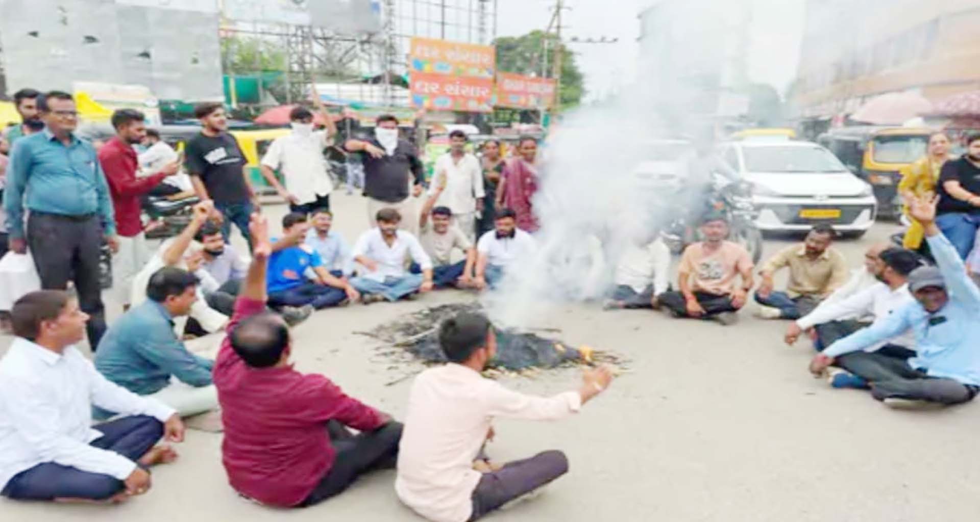 પાટણ ધારાસભ્યના ચિફ ઓફિસર દ્વારા બેનર ઉતારવાનો વિવાદ ગરમાયો : કોંગ્રેસ દ્વારા માફીની માંગ કરાઈ