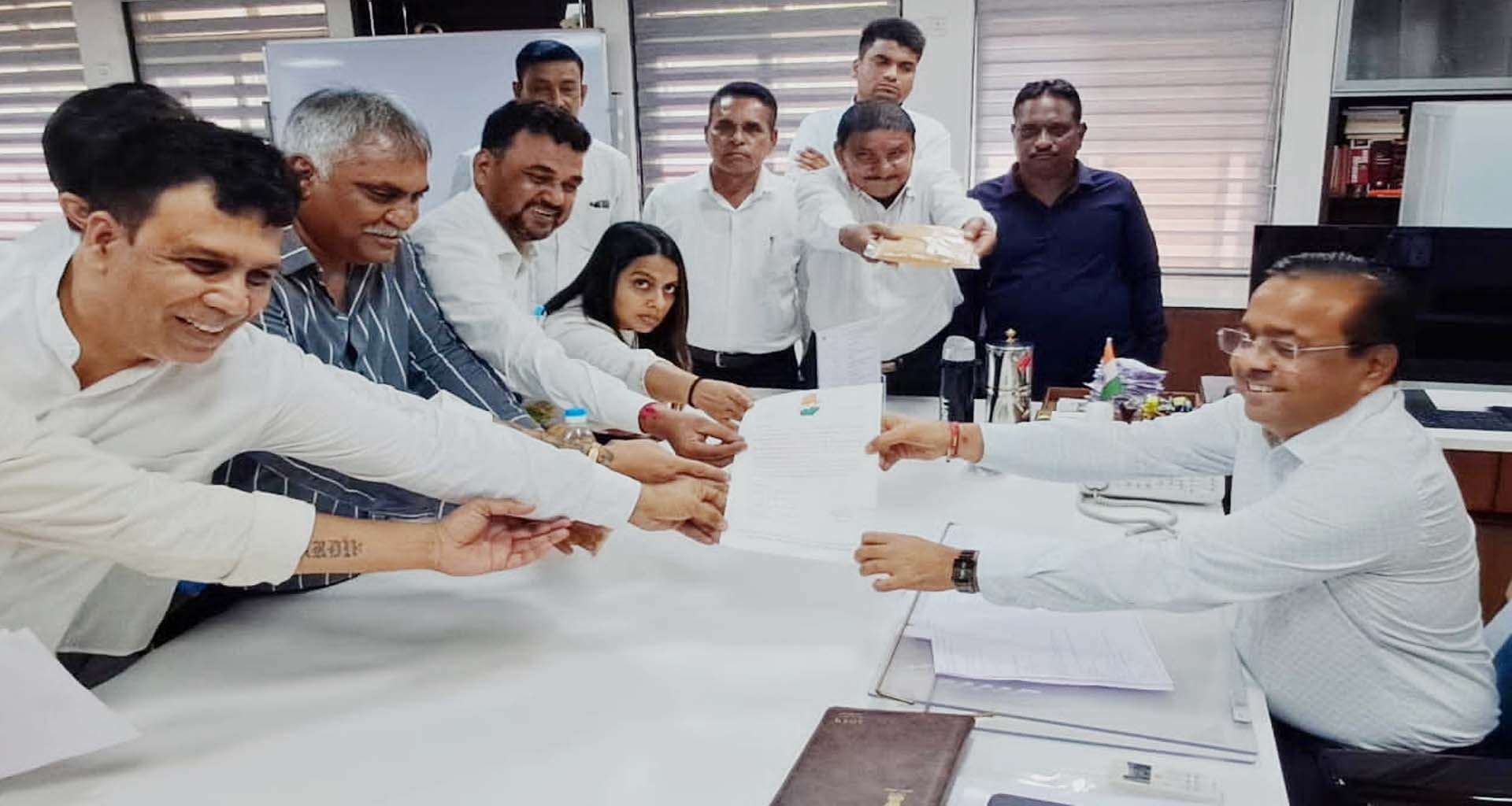 મહેસાણામાં કોંગ્રેસ દ્વારા જિલ્લા કલેકટરને આવેદનપત્ર આપ્યું