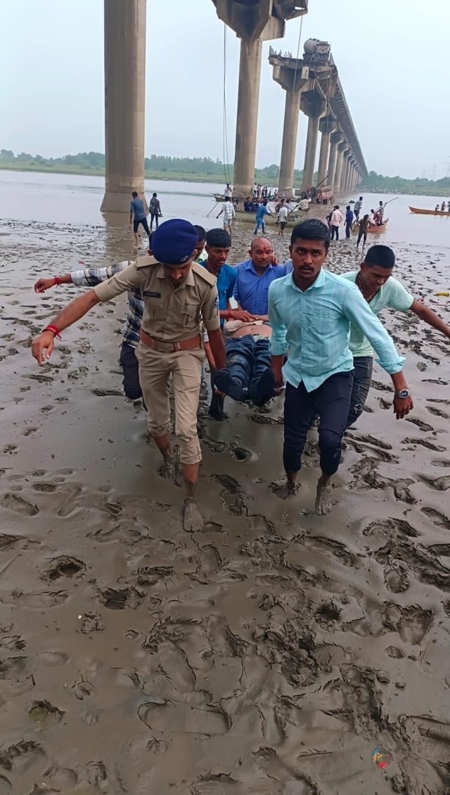 પાદરા પીઆઇનો ફોન આવ્યો અને પીએસઆઇ ગઢવી સૌ પ્રથમ પહોંચ્યા બ્રિજ દુર્ઘટના સ્થળે; પોલીસ દ્વારા સૌ પ્રથમ ડબકા ગામના તરવૈયા, બોટવાળાને બોલાવી બચાવ કામગીરી આરંભી