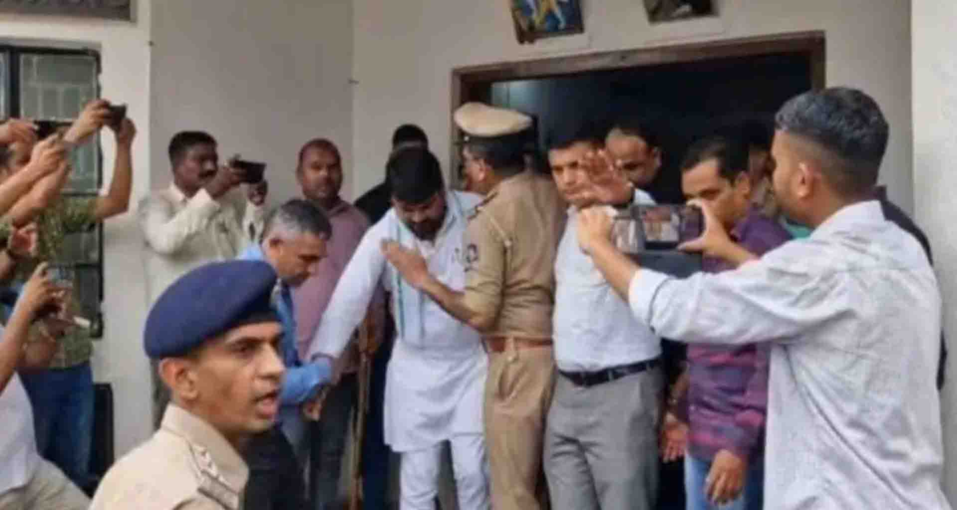 આમ આદમી પાર્ટીના ધારાસભ્ય ચૈતર વસાવાની પોલીસે અટકાયત કરી