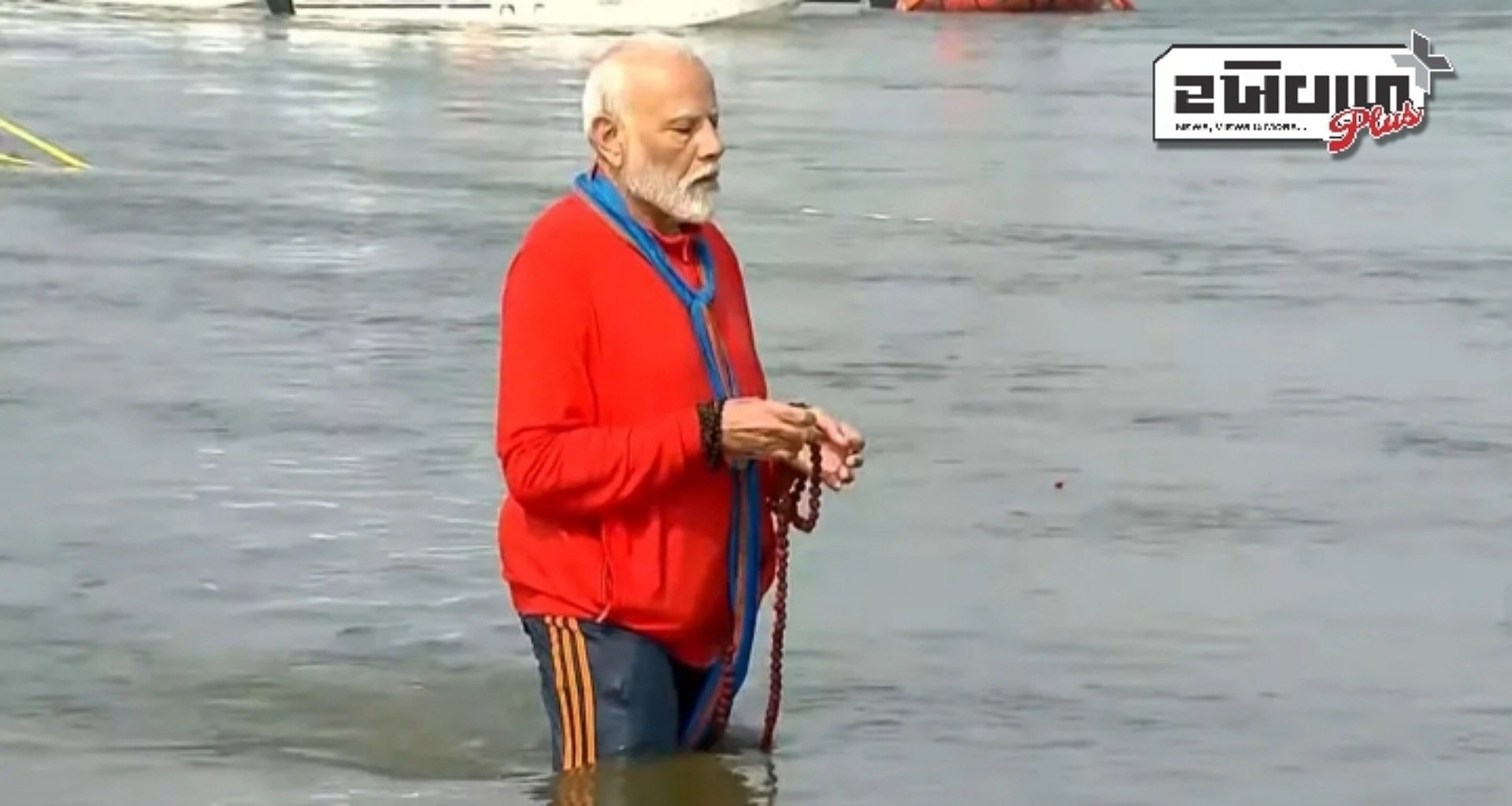 પીએમ મોદીએ લગાવી પવિત્ર ત્રિવેણી સંગમમાં ડૂબકી