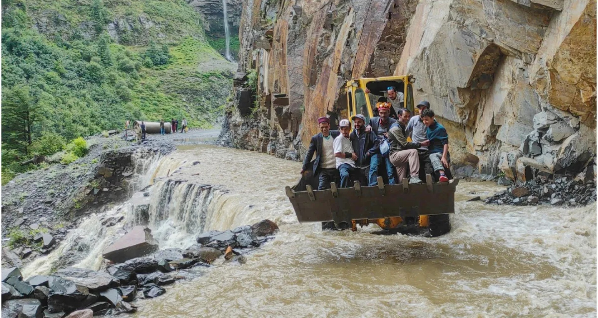 હિમાચલ પ્રદેશના રામપુરમાં વાદળ ફાટવાના કારણે ભારે વરસાદ, રાજ્યના 496 રસ્તા બંધ