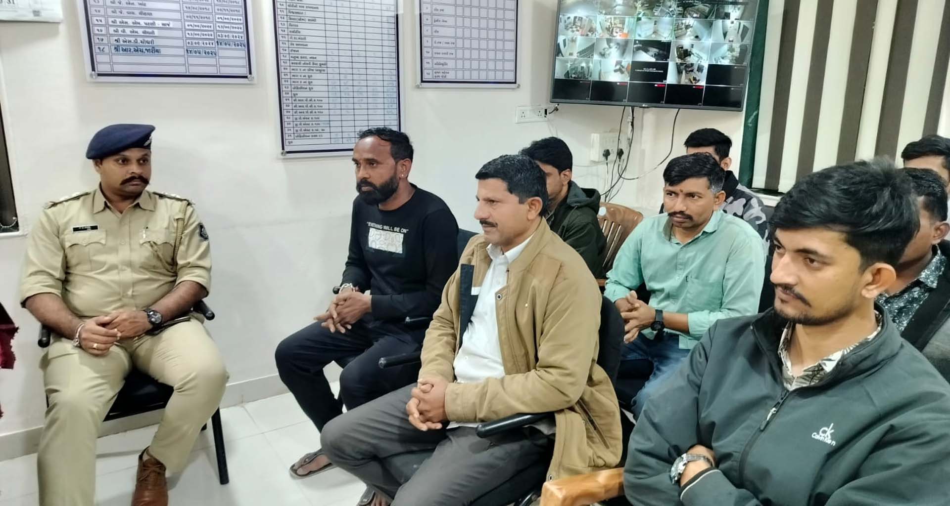 ડીસા પોલીસ એક્શન મોડમાં : થર્ટી ફર્સ્ટની ઉજવણી પૂર્વે હોટલ સંચાલકો સાથે બેઠક યોજી કડક સૂચના આપી