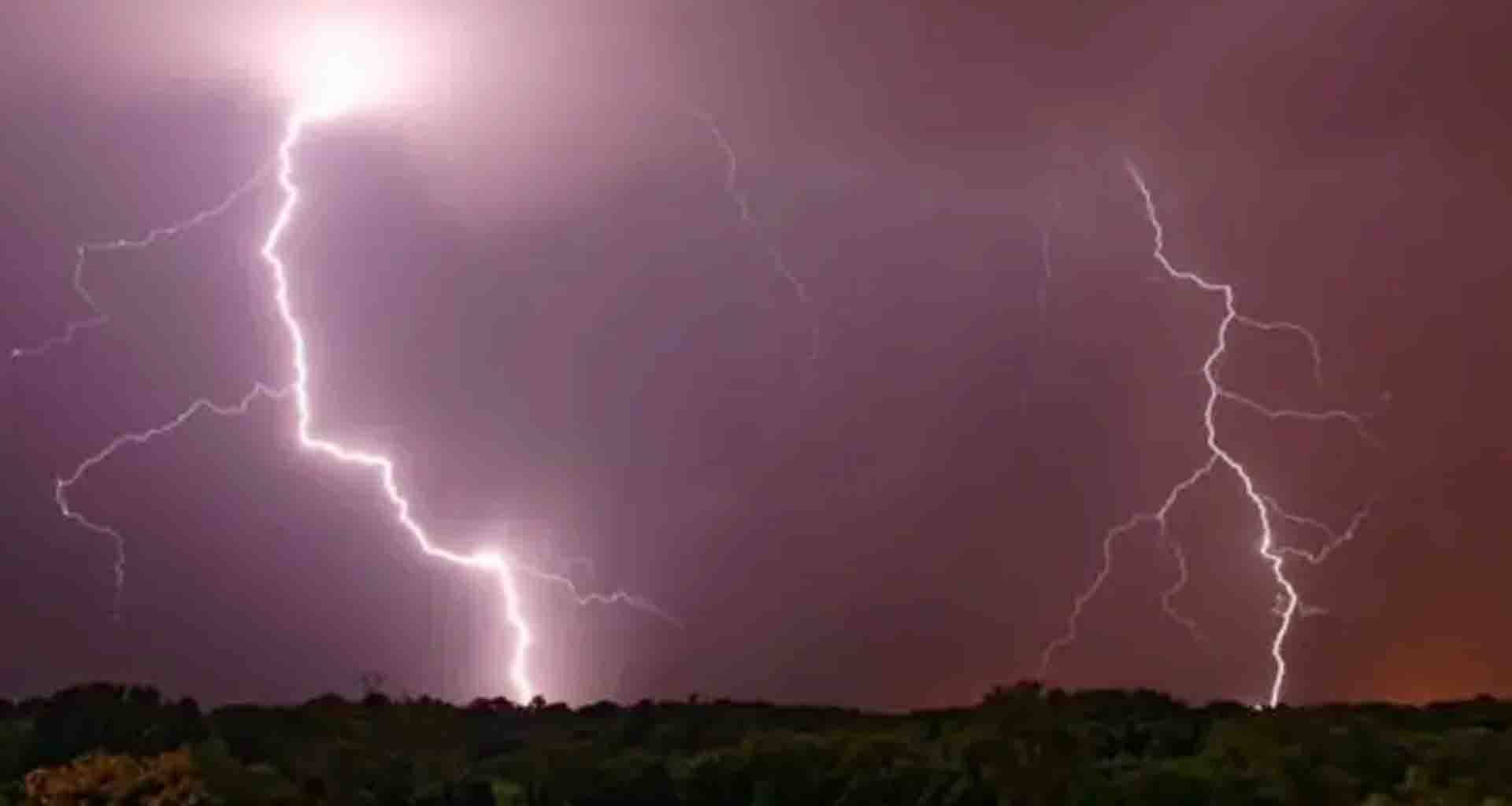 બનાસકાંઠા; ભર ઉનાળામાં પવન સાથે કરા પડ્યાં વરસાદને પગલે નુકસાન થવાની ભીતિ 