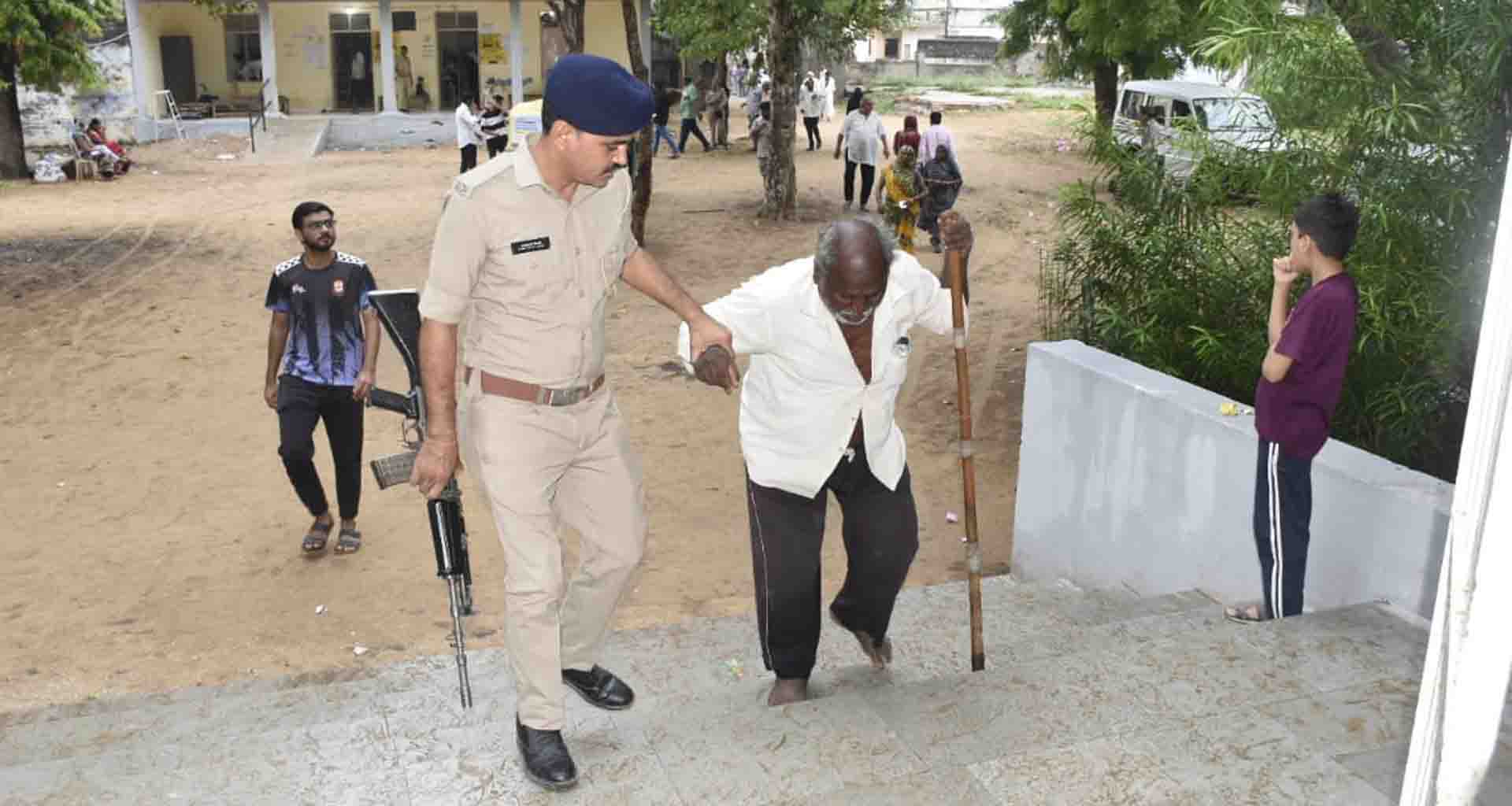 દાદાનો દૃઢ નિશ્ચય: ભલે ચાલવામાં અસમર્થ છું પણ મત આપવો એ મારો અધિકાર