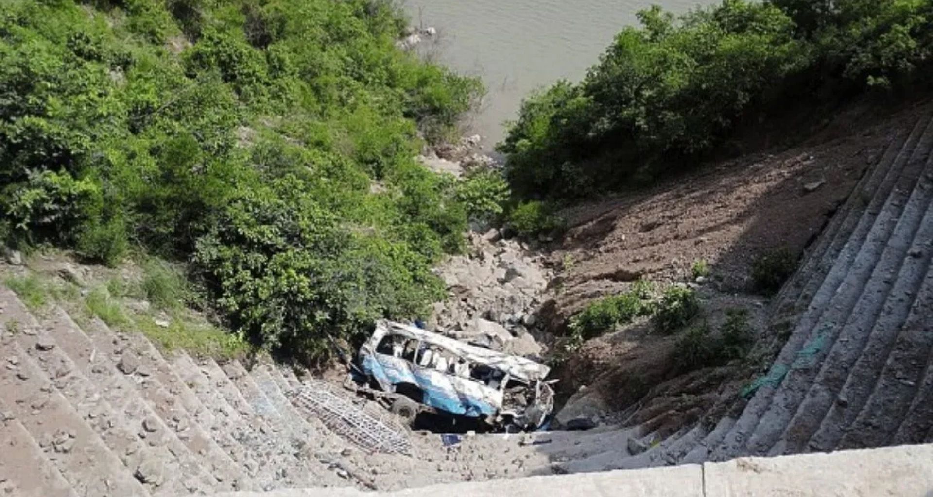 ઉત્તરપશ્ચિમ પાકિસ્તાનમાં એક વાહન ખાડામાં પડી જતાં 7 લોકોના દુઃખદ મોત થયા