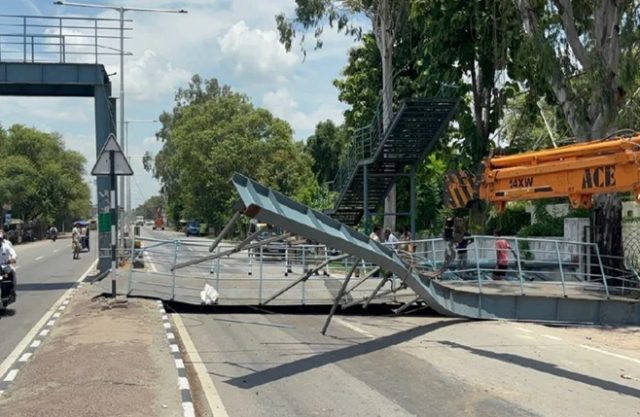 લખનૌ-પ્રયાગરાજ એક્સપ્રેસ વે પર ખોદકામથી ભરેલી ટ્રક ફૂટઓવર બ્રિજ સાથે અથડાતાં તે તૂટી પડ્યો.