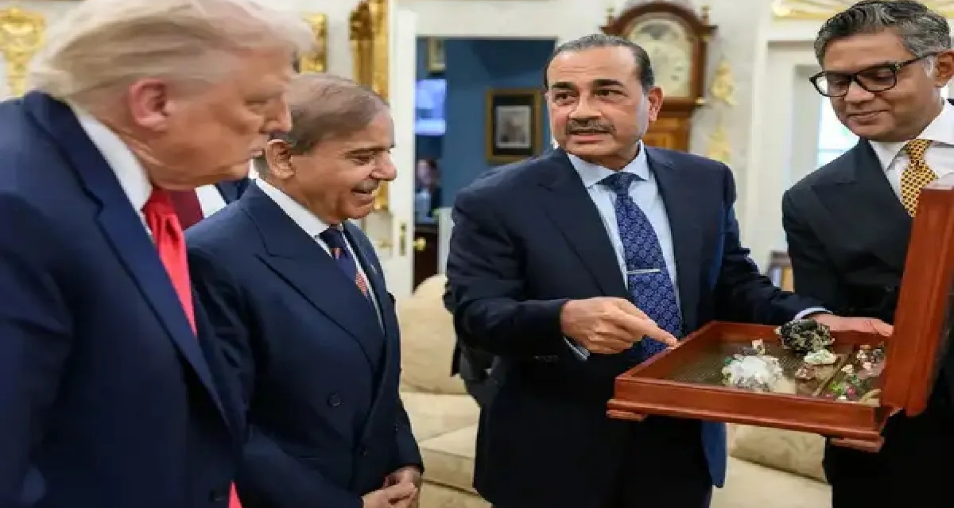 પાકિસ્તાનના આર્મી ચીફ અસીમ મુનીરનું એક પાકિસ્તાની સાંસદે સેલ્સમેન કહીને અપમાન કર્યું